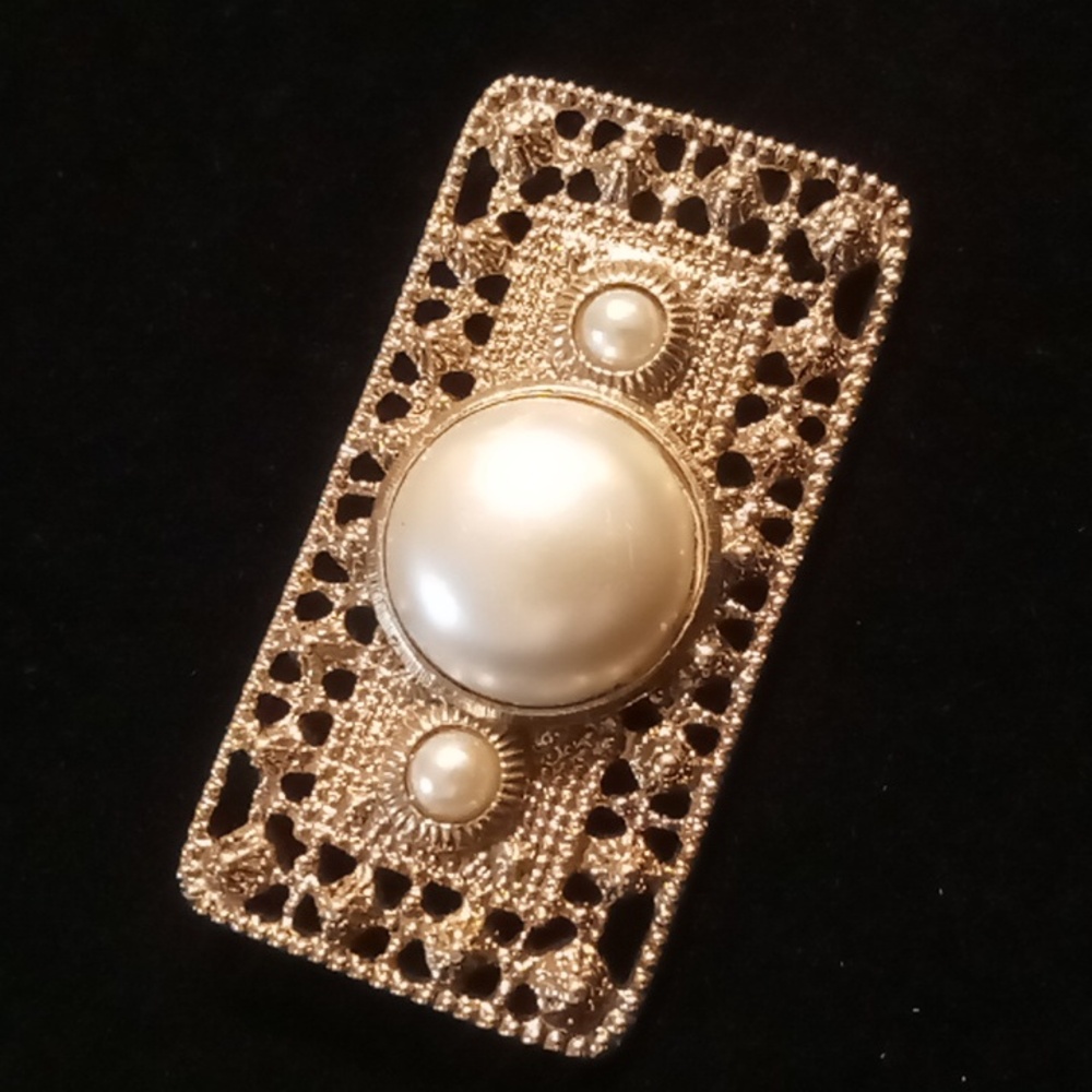 Vintage brooch gold tone fillagree faux pearl lapel pin.